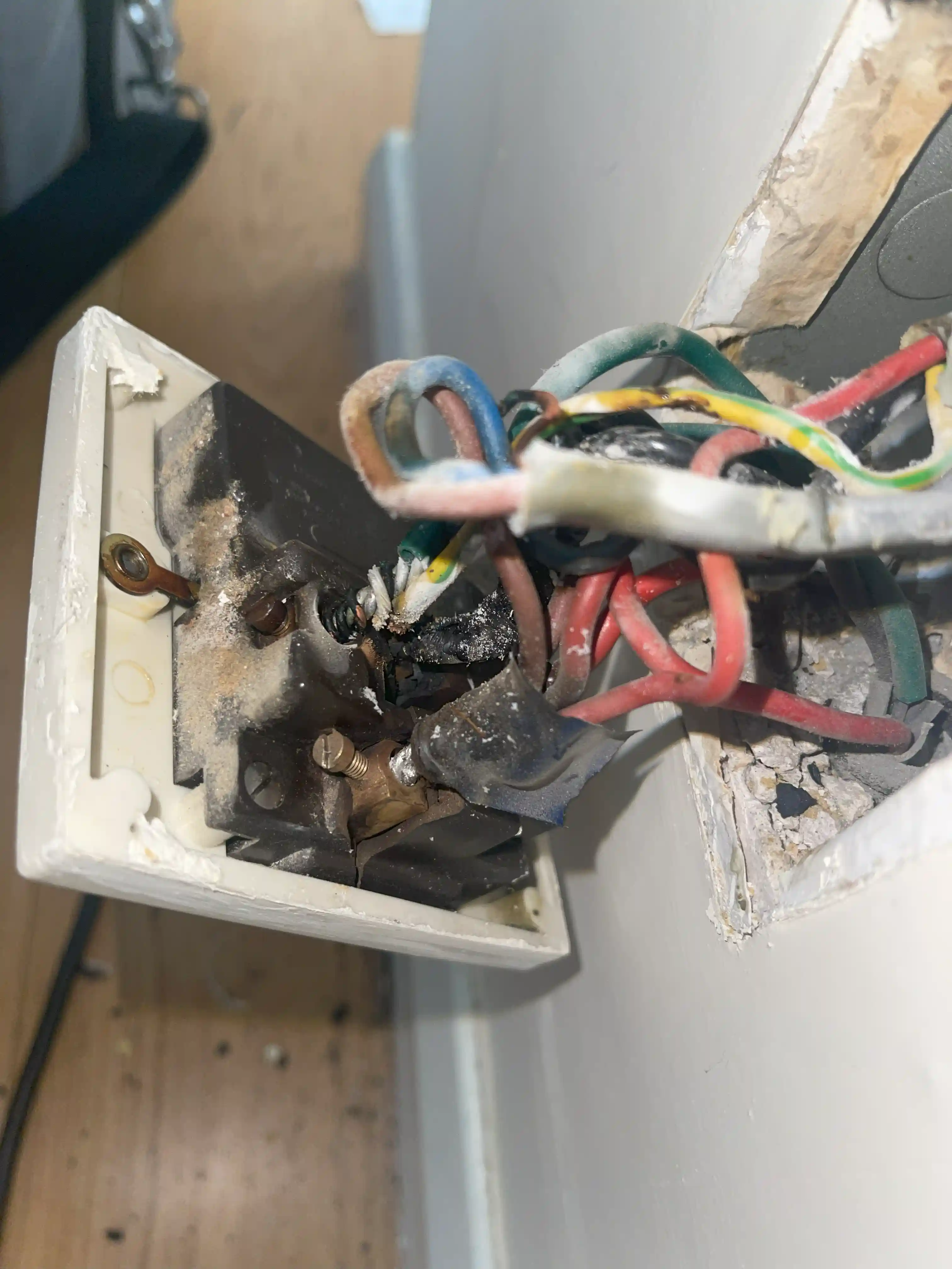 24 Hours Emergency Electrician near West Kensington